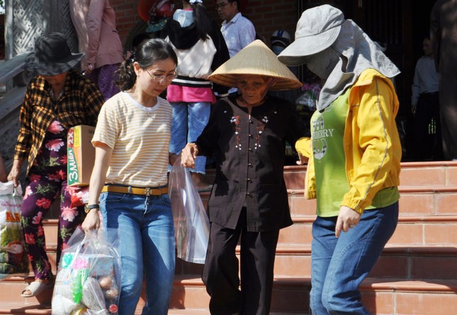 Hỗ trợ người dân nhận quà Hỗ trợ người dân nhận quà