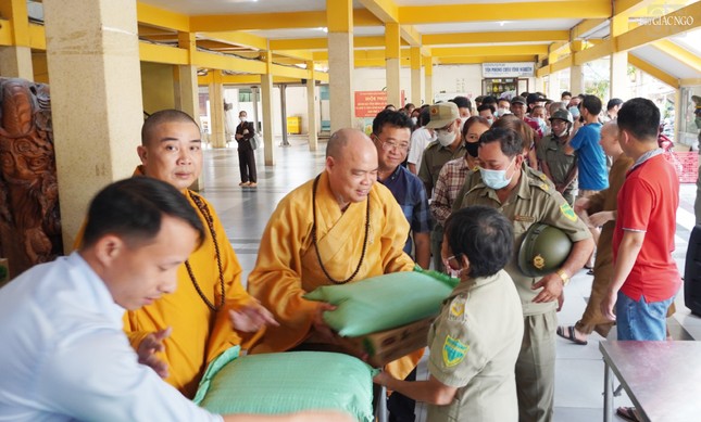 Thượng tọa Thích Thanh Phong trao tặng quà đến người dân Thượng tọa Thích Thanh Phong trao tặng quà đến người dân