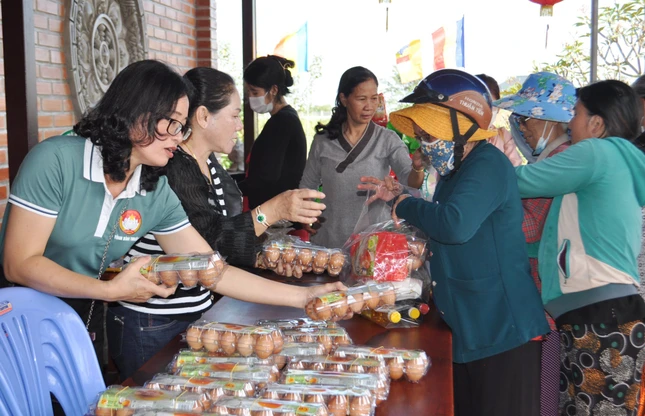 Gần 200 hộ dân tham gia phiên chợ xuân