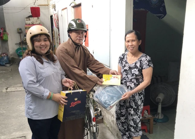 Chùa Minh Giác đến tận nhà người dân trao tặng quà