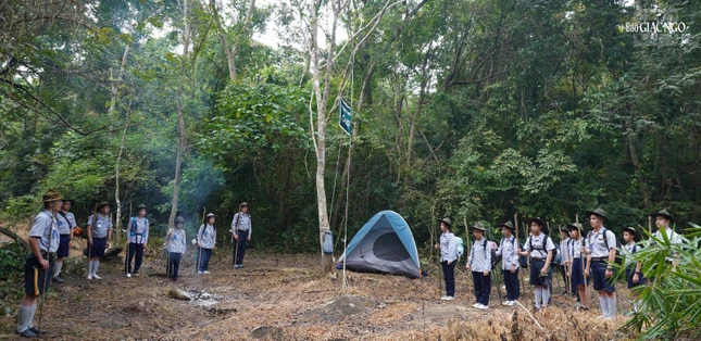 Lễ chào Sen trắng ở trại Vượt bậc - Ảnh: N.Danh
