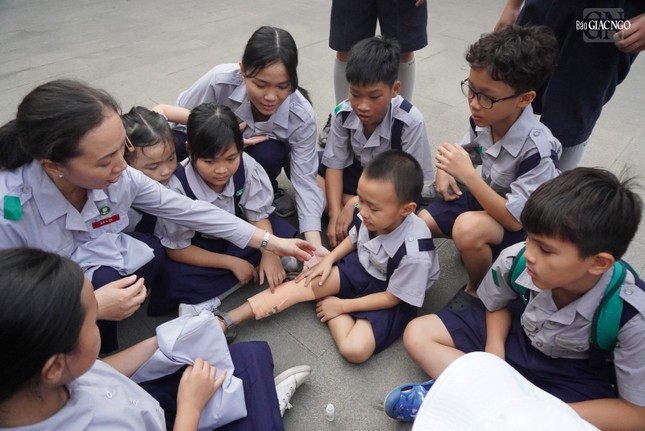 Thử thách cứu thương - Ảnh: T.Châu