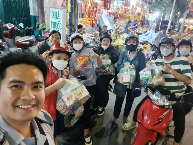 Nhóm Lam Yêu Thương liên tục 9 năm tặng quà đến những người khó khăn cuối năm - Ảnh: Lam Yêu Thương