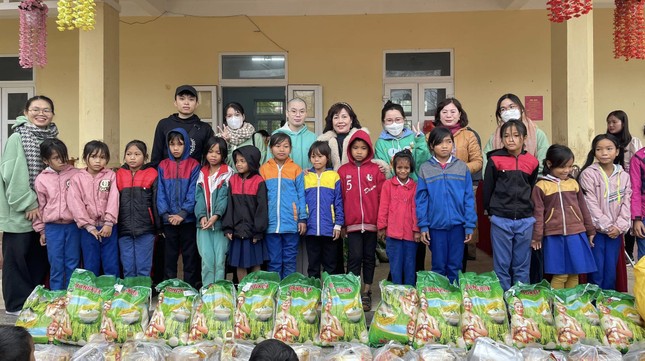 Trao quà cho các em tại trường Xy Trao quà cho các em tại trường Xy