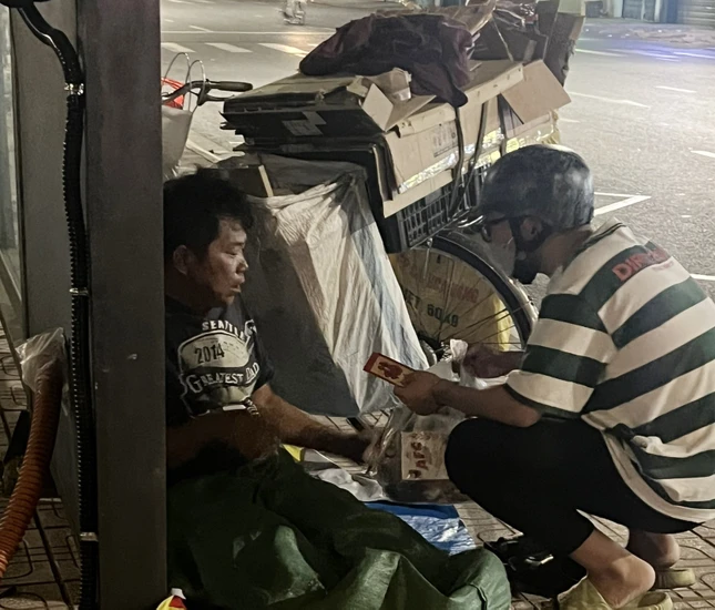 Trao tặng những phần quà "Ấm áp hương xuân" lần 9 đến người khó khăn cuối năm