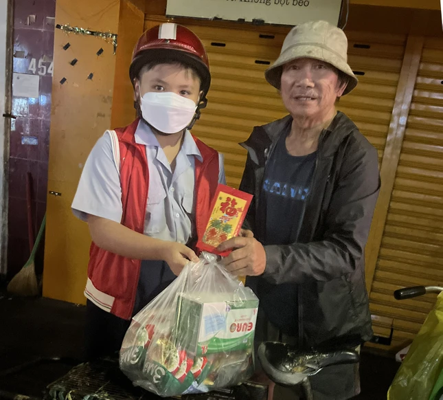 Em Oanh Vũ được hướng dẫn tặng quà và chúc Tết đến một người sống bên vệ đường