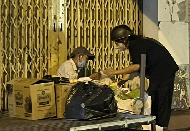 Ân cần hỏi thăm chúc Tết và tặng quà đến những người vô gia cư