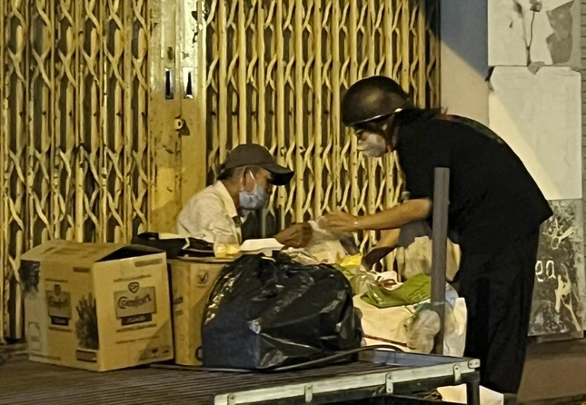 Ân cần hỏi thăm chúc Tết và tặng quà đến những người vô gia cư