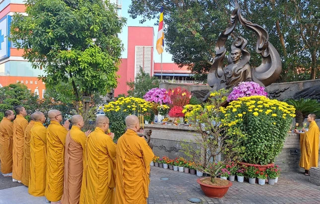 Chư tôn đức Thường trực Ban Trị sự GHPGVN quận 3 thành kính tưởng niệm Bồ-tát Thích Quảng Đức