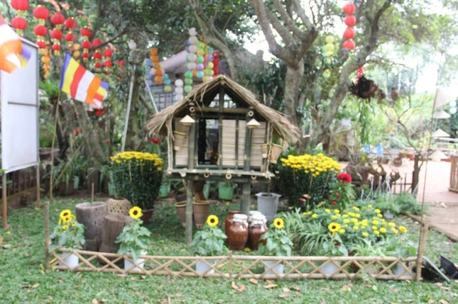 Ngôi nhà sàn của người bản xứ được thiết trí trong khuôn viên chùa ngày Tết