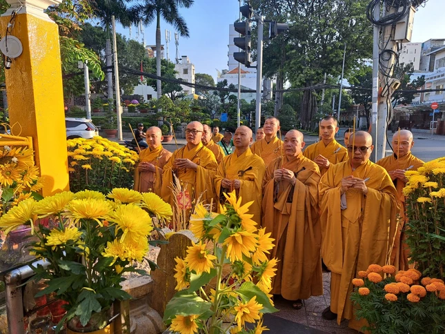 Dâng hương trước bảo tháp