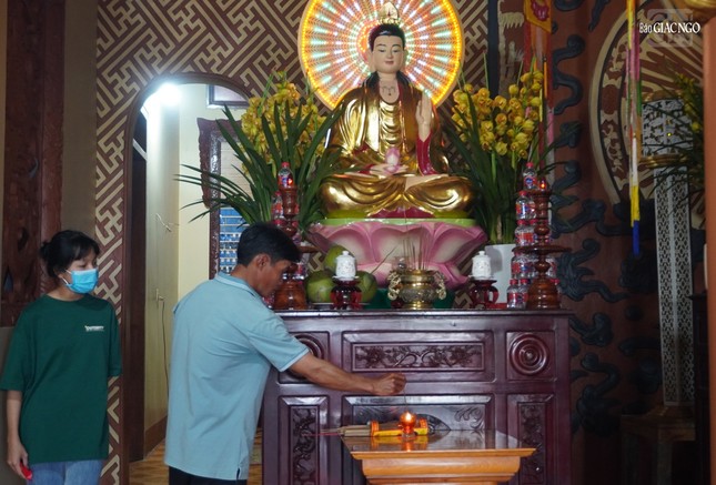 Thắp hương lễ Phật