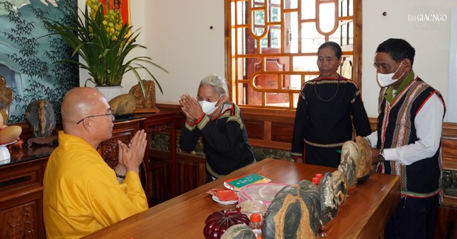 Bà con đồng bào dân tộc chúc mừng năm mới đến Đại đức Thích Nhuận Độ