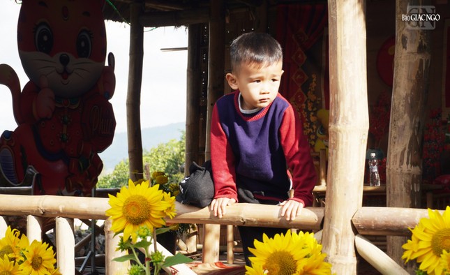 Em nhỏ theo mẹ đến chùa