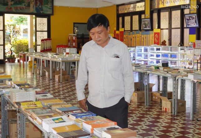 Một bạn đọc tìm kiếm sách phù hợp Một bạn đọc tìm kiếm sách phù hợp