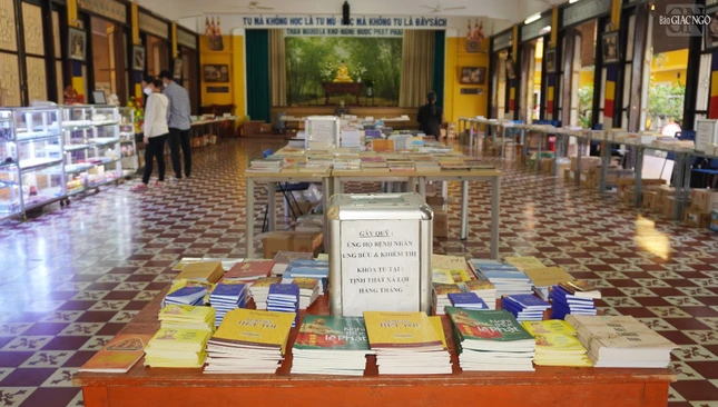 Bạn đọc tùy hỷ bỏ tiền vào thùng gây quỹ khóa tu cho người khiếm thị