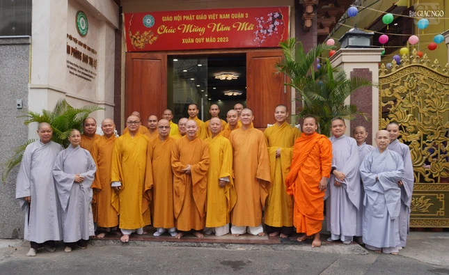 Chư tôn đức lưu niệm năm mới Quý Mão tại Văn phòng Ban Trị sự GHPGVN quận 3