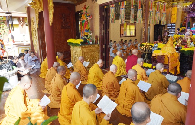 Tại chùa Minh Đạo mỗi chiều tối đều có tụng Dược Sư cho tới hết 29 tháng Giêng