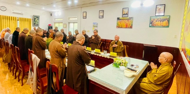 Chư tôn đức Tăng Ni và Phật tử Ban Thường trực Ban Trị sự GHPGVN tỉnh Bình Định khánh tuế đến Hòa thượng Trưởng ban Trị sự Phật giáo tỉnh