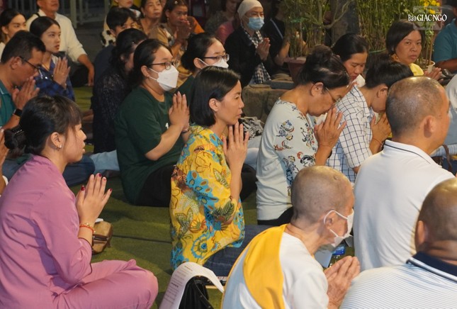 Quý tu nữ, Phật tử tham dự lễ