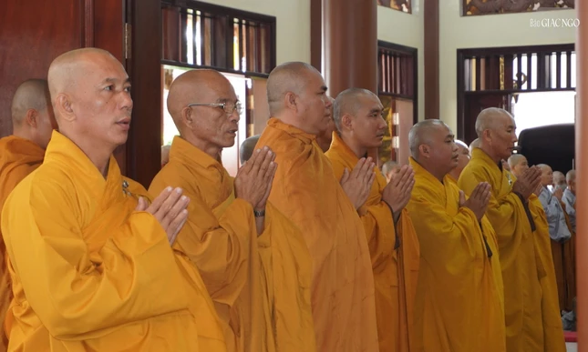 Có 108 Tăng Ni Phật giáo huyện về tham dự Bố-tát họp mặt đầu năm