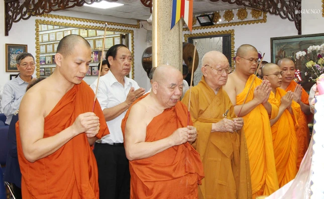 Chư tôn đức giáo phẩm dâng hương tưởng niệm Hòa thượng khai sơn chùa Phổ Minh