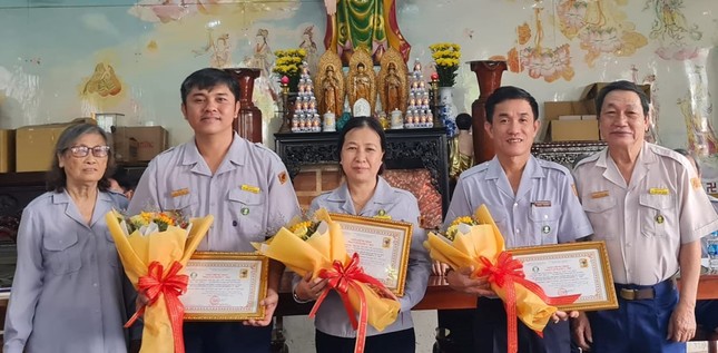 Trao chứng nhận Trại Vạn Hạnh V đến các Huynh trưởng - Ảnh: Ban Thông tin GĐPT TP.HCM