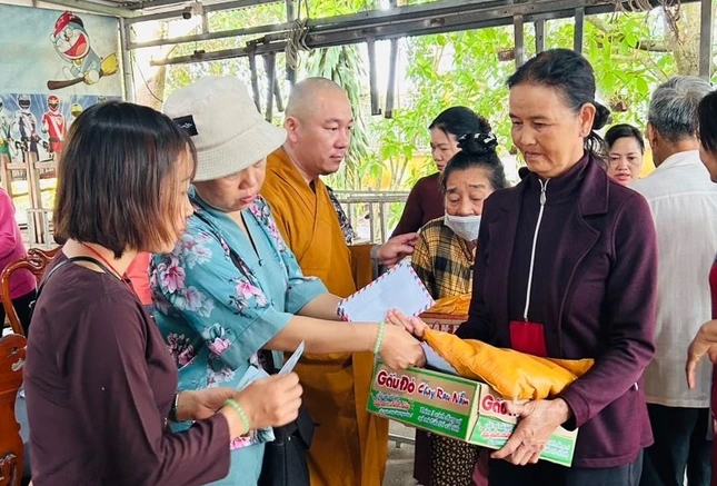 Tặng quà đến bà con khó khăn ở H.Long Thành