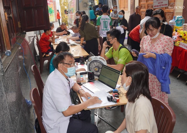 Phật tử về chùa Minh Đạo hiến máu sáng 14-2