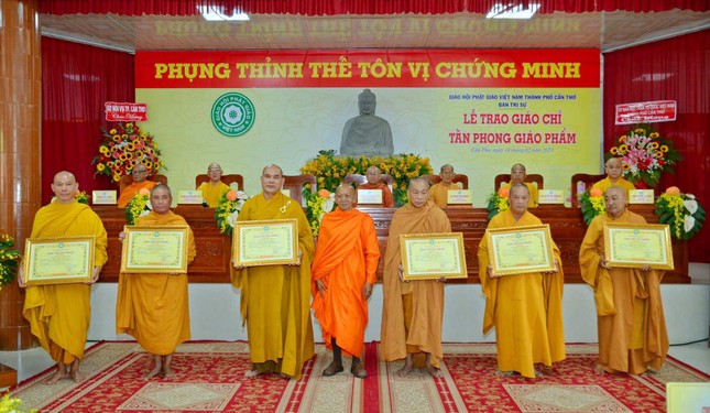 Hòa thượng Đào Như trao giáo chỉ tấn phong