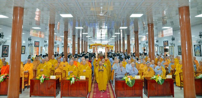 Cung đón chư tôn đức quang lâm chứng minh