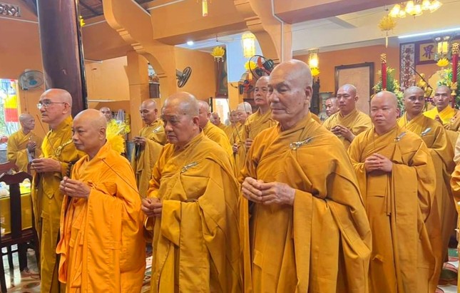 Niêm hương tưởng niệm