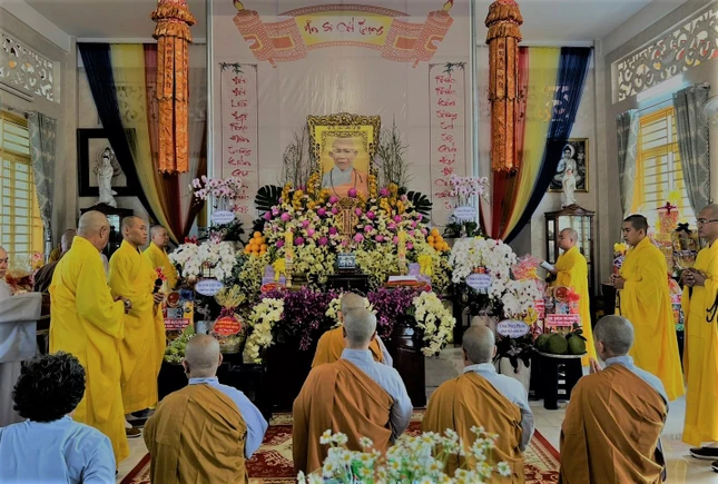 Khóa lễ cúng ngọ, cúng tiến Giác linh Ni sư