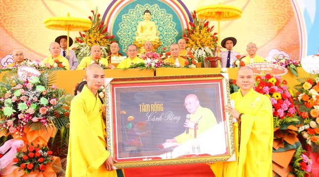 "Tâm rộng cảnh rộng"