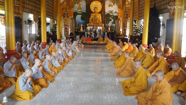 Chư tôn đức trang nghiêm nghe giới