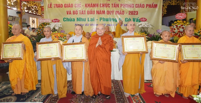 Hòa thượng Thích Thiện Tâm trao giáo chỉ tấn phong đến Ni trưởng Hòa thượng Thích Thiện Tâm trao giáo chỉ tấn phong đến Ni trưởng