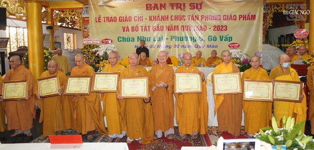 Hòa thượng Thích Giác Thuận trao giáo chỉ tấn phong đến giáo phẩm Thượng tọa