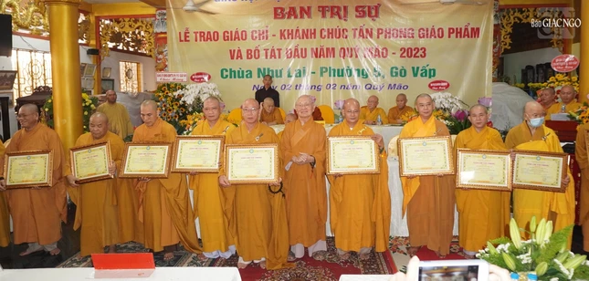 Hòa thượng Thích Giác Thuận trao giáo chỉ tấn phong đến giáo phẩm Thượng tọa Hòa thượng Thích Giác Thuận trao giáo chỉ tấn phong đến giáo phẩm Thượng tọa