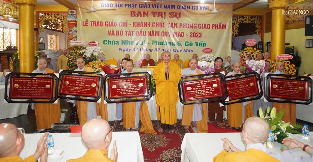 Thượng tọa Thích Phước Nguyên, Phó Tổng Thư ký, Chánh Văn phòng II T.Ư trao khánh chúc mừng đến chư Ni Thượng tọa Thích Phước Nguyên, Phó Tổng Thư ký, Chánh Văn phòng II T.Ư trao khánh chúc mừng đến chư Ni