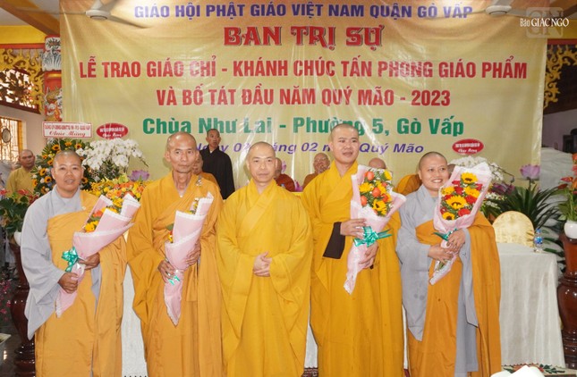 Thượng tọa Thích Quang Thạnh, Ủy viên Hội đồng Trị sự, Phó Văn phòng II TƯGH, Phó ban kiêm Trưởng ban Giáo dục Phật giáo TP tặng hoa chúc mừng đến các vị tân trụ trì