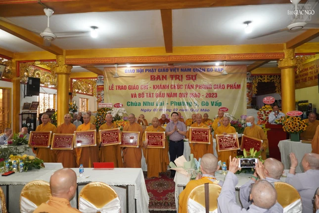 Ông Nguyễn Trí Dũng, Chủ tịch UBND Q.Gò Vấp tặng quà chúc mừng đến chư tôn đức giáo phẩm được tấn phong giáo phẩm Ông Nguyễn Trí Dũng, Chủ tịch UBND Q.Gò Vấp tặng quà chúc mừng đến chư tôn đức giáo phẩm được tấn phong giáo phẩm