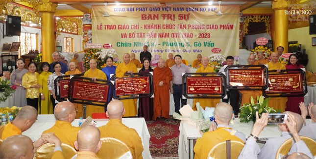 Chính quyền Q.Gò Vấp tặng khánh chúc mừng đến chư tôn đức được suy cử, tái suy cử vào Hội đồng Trị sự