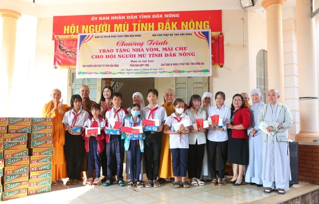 Tặng suất học bổng đến học sinh