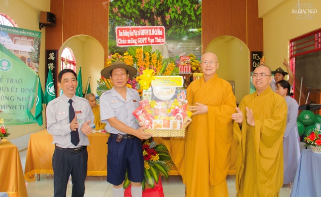 Ban Hướng dẫn Phật tử TP.HCM tặng quà chúc mừng
