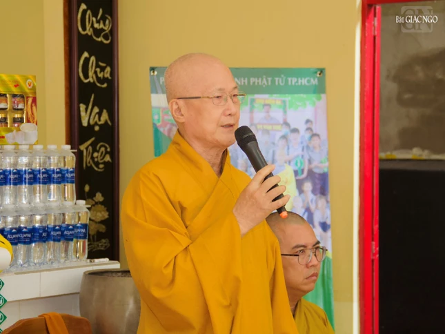 Hòa thượng Thích Chơn Không ban huấn từ