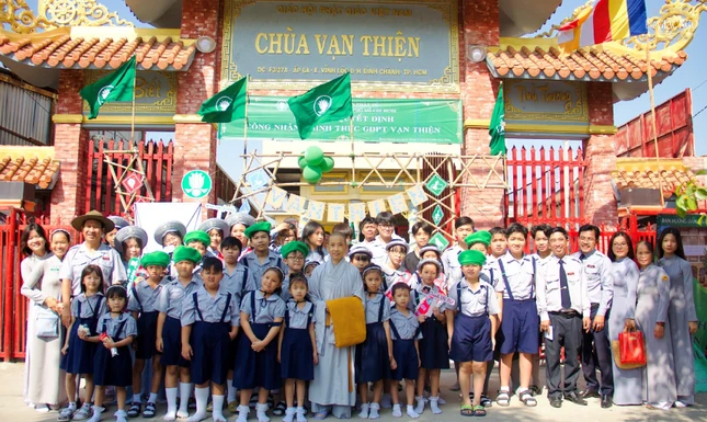 Gia đình Phật Vạn Thiện lưu niệm cùng Ni sư Thích nữ Tịnh Vân, trụ trì chùa Vạn Thiện