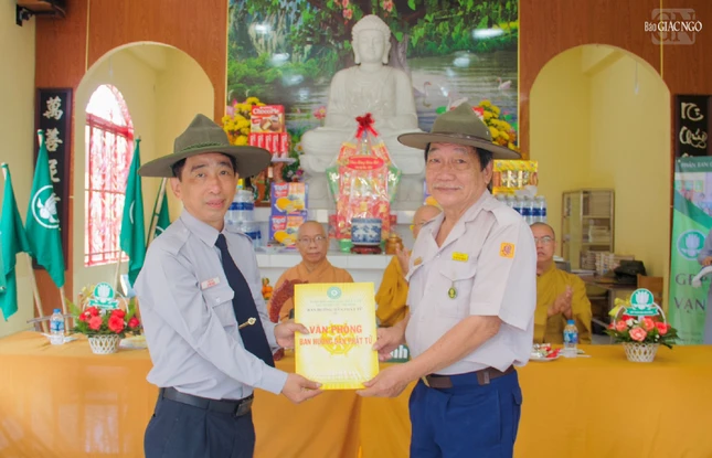 Huynh trưởng Thị cư trao quyết định đến huynh trưởng Tuệ Nghĩa, Gia trưởng Gia đình Phật tử Vạn Thiện
