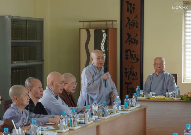 Ni trưởng Thích nữ Như Như, Phó Thường trực Phân ban Ni giới T.Ư đóng góp ý kiến về tổ chức khóa bồi dưỡng sắp tới