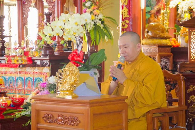 Giới sư truyền giới