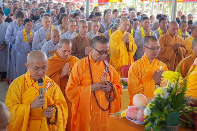 Niêm hương lễ Phật